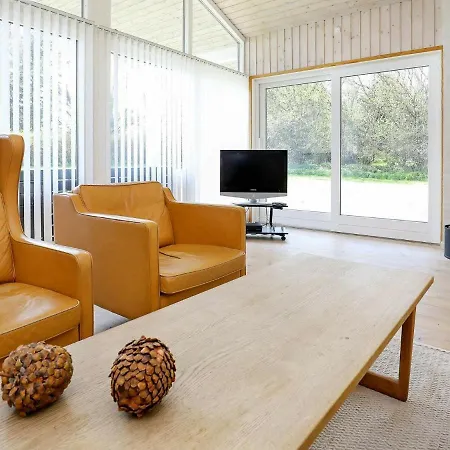 Four-bedroom Holiday In 別荘 Askeby